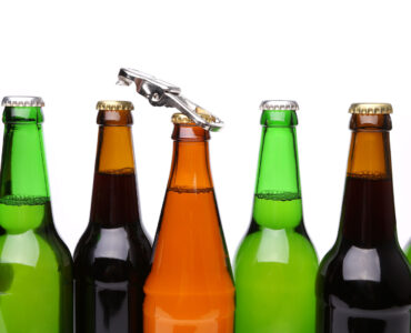 ouvrir bouteille de bière avec un décapsuleur mural