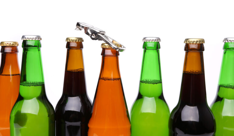 ouvrir bouteille de bière avec un décapsuleur mural